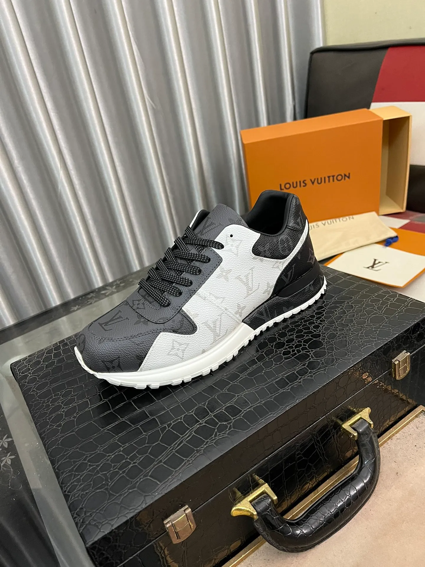 Men's shoes 💰540⌚️⌚️LV Louis Vuitton. The latest fashionable casual shoes are popular in physical stores. New spring and summer comfortable imported custom original cowhide, unique jacquard fabric element design. With sheepskin lining, Lv original base, [sun][sun] high-end packaging and high quality💪Details determine quality, code number 38-44